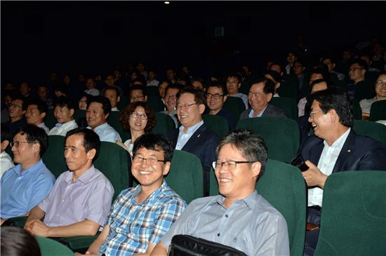 이재명 성남시장이 직원들과 13일 저녁 영화관에서 '소수의견'을 보면서 즐거워하고 있다. 