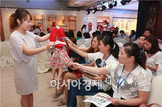 유아동 전문기업 제로투세븐이 14일 중국 상하이 롱통 생활광장에서 개최한 수주회에서 중국인 바이어들이 물건을 살펴보며 주문서를 작성하고 있다. 