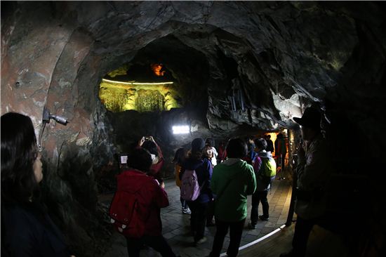 광명동굴을 찾은 관람객들이 내부를 관람하고 있다. 