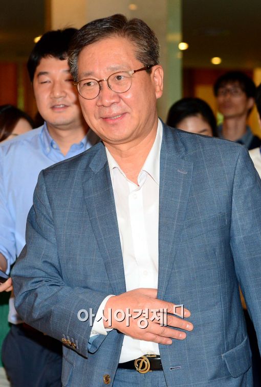 [포토]회의장 나서는 홍완선 국민연금 기금운용본부장