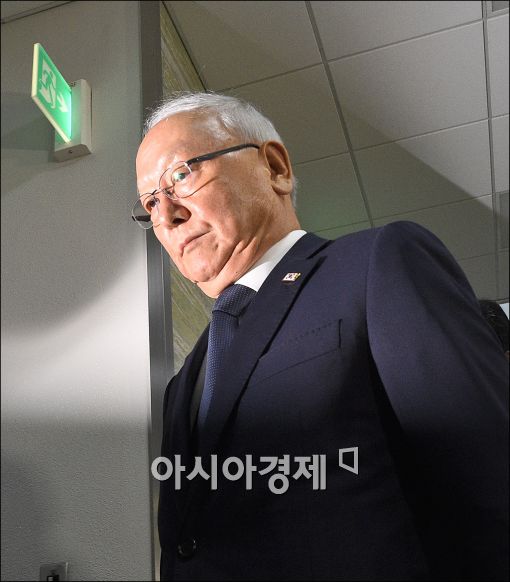 [포토]고개숙인 이병호 국정원장