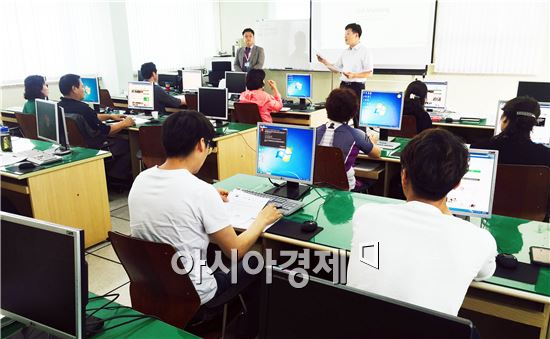 장흥군(군수 김성)은 14일 군청 전산교육장에서 ‘농수산물 판매 활성화를 위한 SNS 운영교육’을 실시했다. 
