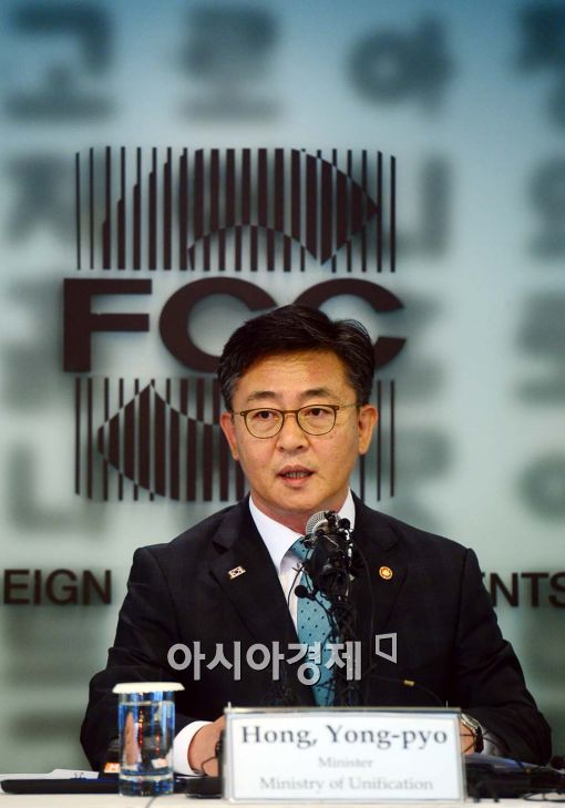 [포토]외신기자 간담회 참석한 홍용표 통일부 장관 
