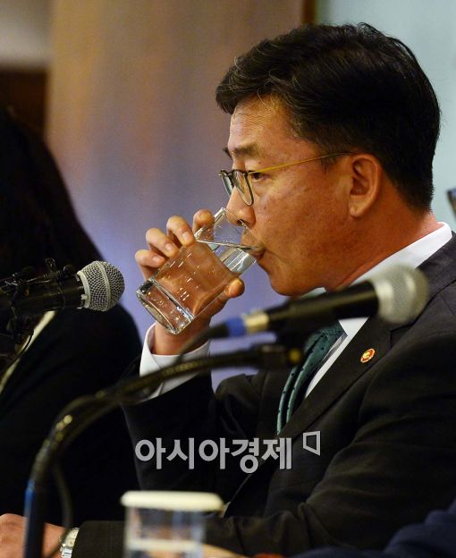 [포토]목 타는 홍용표 통일부 장관  