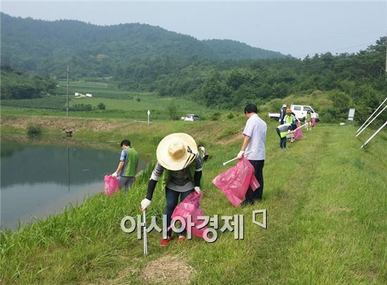 한국농어촌공사 곡성지사(지사장 장경문)는 14일 오산면 황산리에 위치한 황산저수지에서 ‘제196회 내 고향 물 살리기 환경정화행사’를 실시했다.