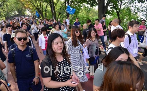 [포토]남산성곽길 걷는 중국 팸투어 참가자들