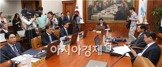 금통위원 "가계부채, 그레이스완 우려"