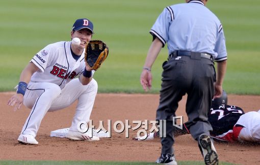[포토]김재호, '송구가 늦었어'