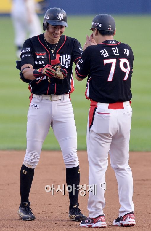 [포토]미소짓는 이대형, '오늘 타격감 좋아요'