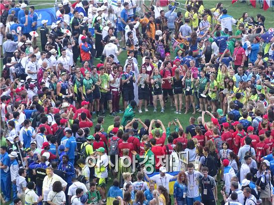 14일 오후 광주시 유니버시아드주경기장(월드컵경기장)에서 열린 2015 광주하계유니버시아드 폐회식에 입장한 각국 선수단이 춤을 추면서 박수를 치고있다.