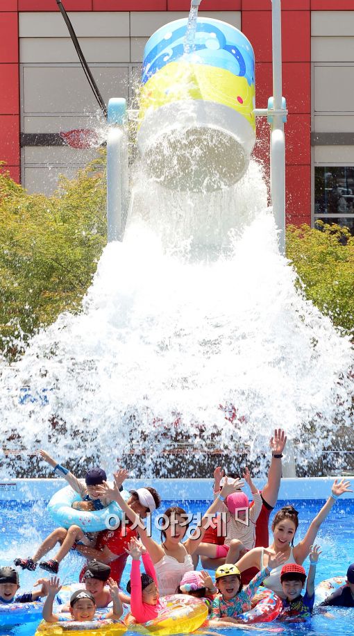 [포토]'도심에서 즐기는 물놀이'