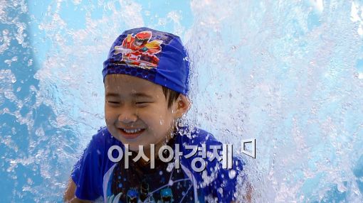 [포토]시원한 물줄기 맞으며