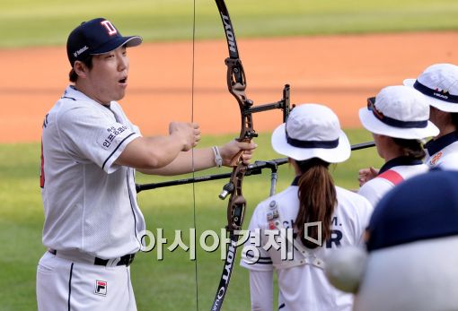 [포토]김현수, '양궁 이거 장난이 아니네~'