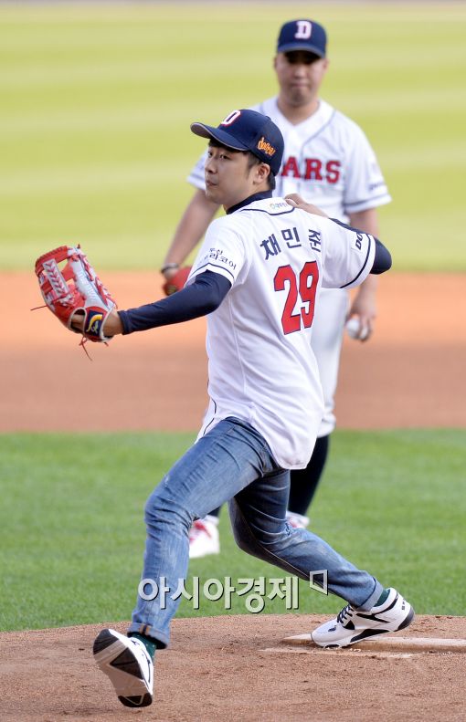 [포토]시구하는 채민준 캐스터