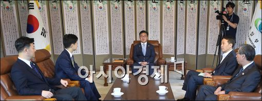 [포토]홍용표 장관, 개성공단 공동위 대표단 간담회