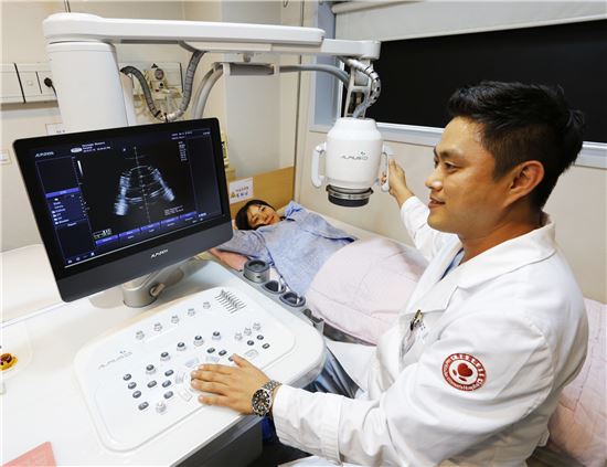 일산 허유재병원 진료과장이 알피니언 자궁근종 하이푸로 환자를 진료하고 있다. (사진제공 : 일진그룹)