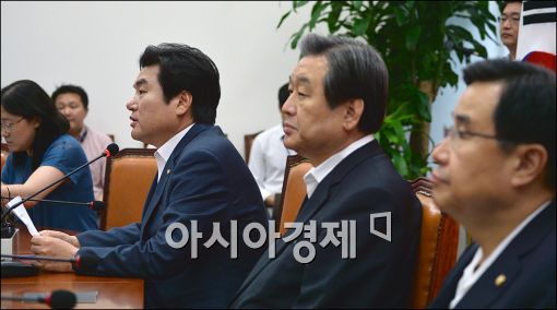 [포토]기자회견 갖는 새누리당 지도부
