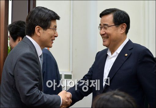 [포토]악수 나누는 황교안·김정훈