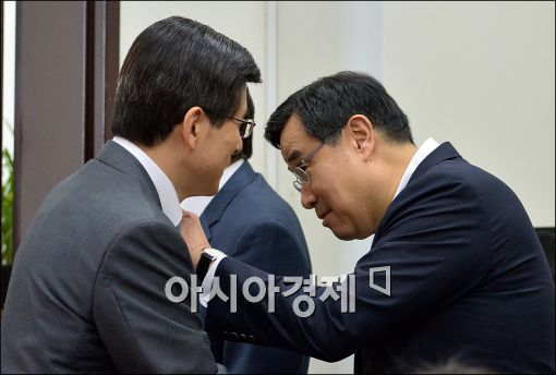 [포토]황교안 총리와 인사하는 김정훈 정책위의장