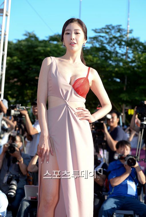 [포토] 김유연, 속옷 그대로 노출…역대급 파격 드레스