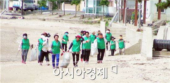 장흥군, 태풍에 밀려온 쓰레기 청소 ‘구슬땀’