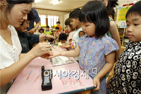 [포토]광주시 북구, 어린이집 식중독 세균오염도 측정검사
