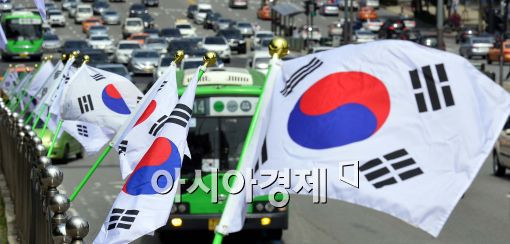 [포토]제헌절 맞이 펄럭이는 태극기