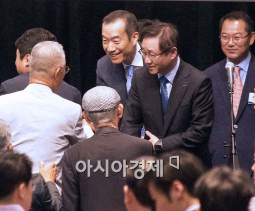 [포토]밝은 표정으로 악수하는 최치훈 사장-김신 사장 