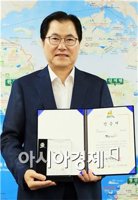 신우철 완도군수, 2015 착한브랜드 대상 수상
