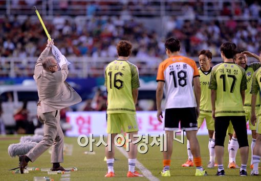 [포토]슈틸리케 감독, 선수들과 선제골 골프 세리머니!