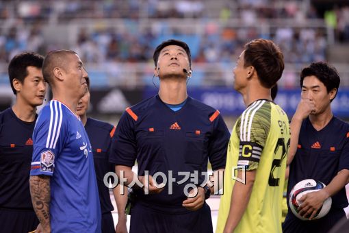 [포토]주심으로 나선 김도훈 감독, 경기 전부터 발동한 장난끼