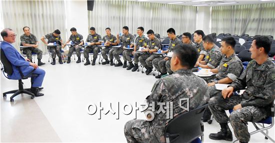 김혁종 광주대학교 총장은 14일 오후 충북 괴산 육군학생군사학교를 방문, 여름방학을 맞아 입영 군사훈련중인 4학년 학군사관후보생들을 격려하고 건승을 당부했다. 
