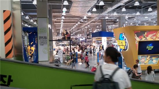 [르포]정용진 부회장의 승부수 통했다…오픈 한달 이마트타운 가보니…