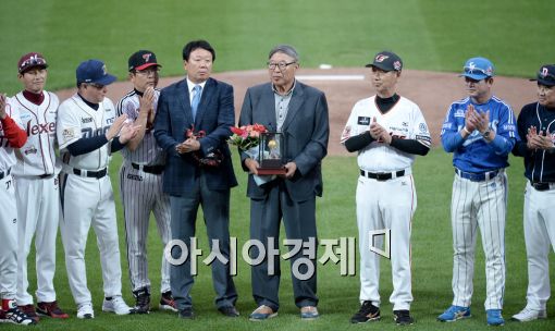 [포토]감사패 받는 김응용 전 감독 