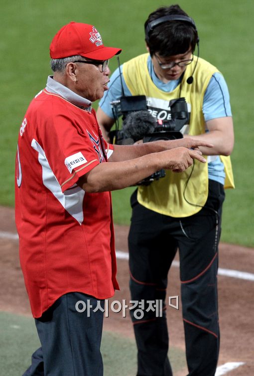 [포토]김응용 감독, '비디오 보고하자고!'