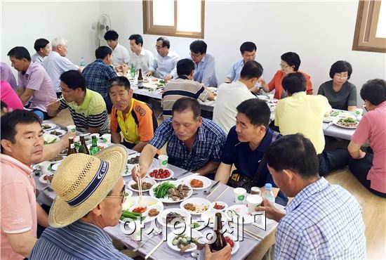 장흥군 유치면이장자치회(회장 장홍남)는 지난 17일 반월장수풍뎅이 체험관에서 하계수련회를 가졌다.