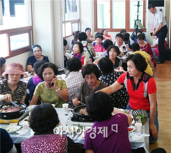 논산시 음식연구회원 90명이 지난 17일 장흥삼합을 맛보기 위해 장흥군 정남진토요시장을 찾았다.
