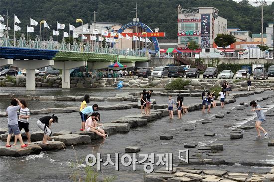 [포토]장흥 탐진강에서 무더위 식히는 여고생들 