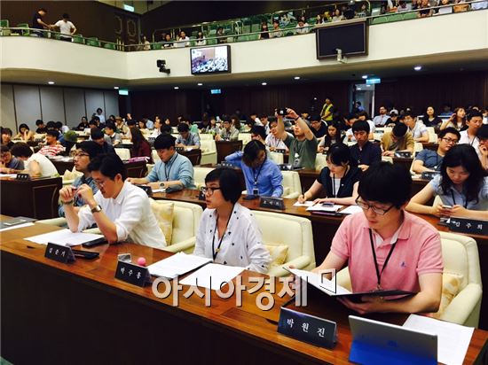 19일 오후2시 서울시의회 본회의장에서 열린 '서울청년의회'에 평소 시의원들이 착석하는 좌석에 청년의원들이 착석해 있다. 