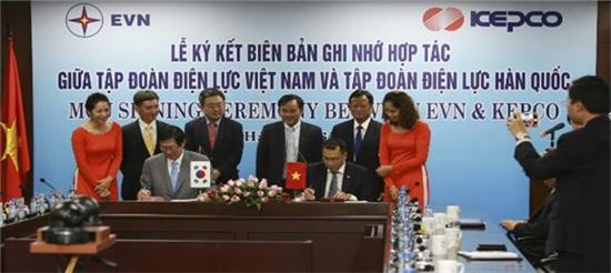 조환익 한국전력 사장(사진 왼쪽)과 당황안 베트남전력공사 사장이 16일(현지시간) 베트남 하노이에서 전력산업협력 양해각서에 서명하고 있다.