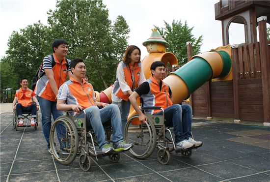 대웅제약, 무장애 통합놀이터 개선 체험