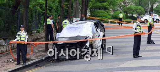 [포토]삼청동 감사원 앞 전소된 산타페 차량