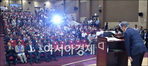 [포토]인사하는 문재인 대표