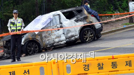 [포토]감사원 앞 전소된 차량....탑승자 1명 사망