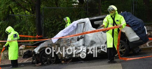 [포토]감사원 앞에 정차된 산타페 차량 화재...탑승자 1명 사망