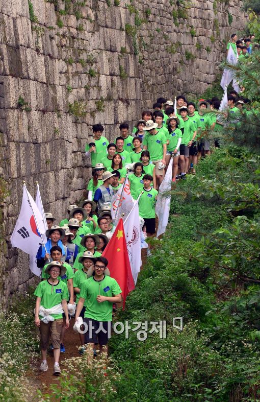 [포토]제4회 글로벌 국토대장정 개최...성곽길 걷는 한-중 대학생