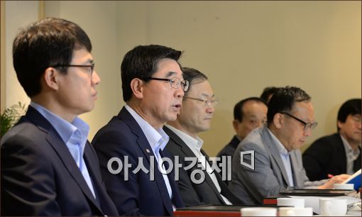 [포토]발언하는 이기권 장관