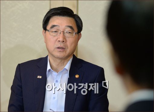 [포토]발언하는 이기권 장관