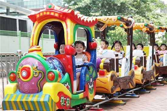 어린이들이 ‘마리오 꼬마기차’를 타며 즐거워하고 있다. 마리오아울렛은 오는 8월 31일까지 주말 및 공휴일에 마리오아울렛 야외공간에서 어린이를 위한 꼬마기차를 무료 운행한다. 