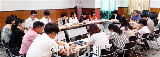 해남군(군수 박철환)이 읍·면 공직자를 대상으로 복무자세 확립을 위한 순회교육을 실시해 호응을 받고 있다.
